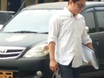 Adams saat tiba di pelataran parkir Mapolres Jakarta Selatan menuju ruang pemeriksaan.