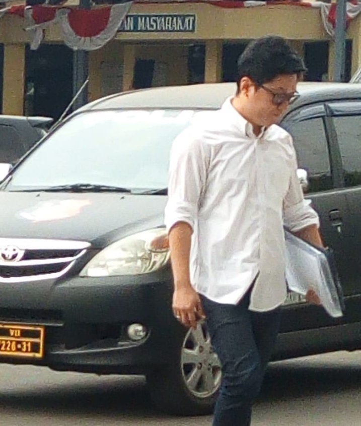 Adams saat tiba di pelataran parkir Mapolres Jakarta Selatan menuju ruang pemeriksaan.