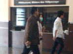 Dikawal seseorang, Adams dan istrinya, Sasa memasuki lorong timur Mapolres Jakarta Selatan menghindari kejaran wartawan.