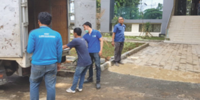 Tangggal 10 Januari 2019 – Tehnisi Robust Mengantar Top Table Merek Trespa Ke Gedung IPB.