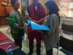 Gus Monang menyerahkan Surat Aliansi masyarakat Sumut ke KPK