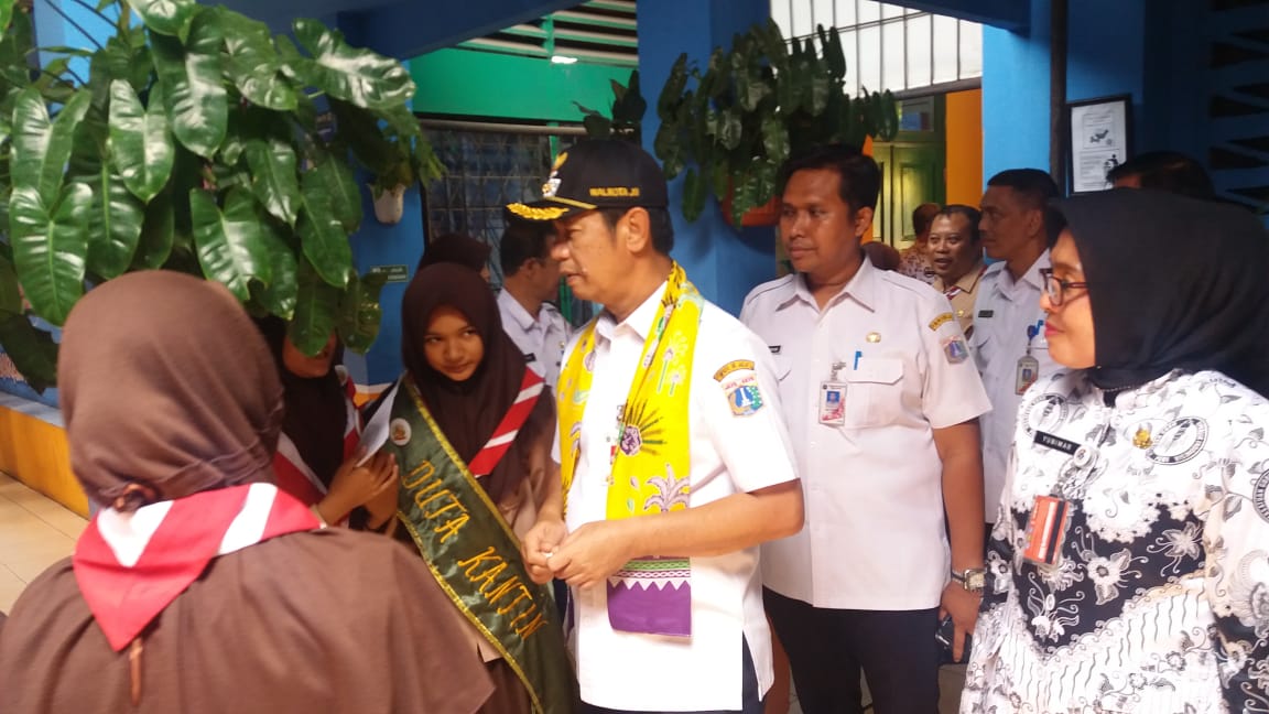 Walikota didampingi Kasus ini Pendidikan JB I Agus Ramdani dan Kepsek 248