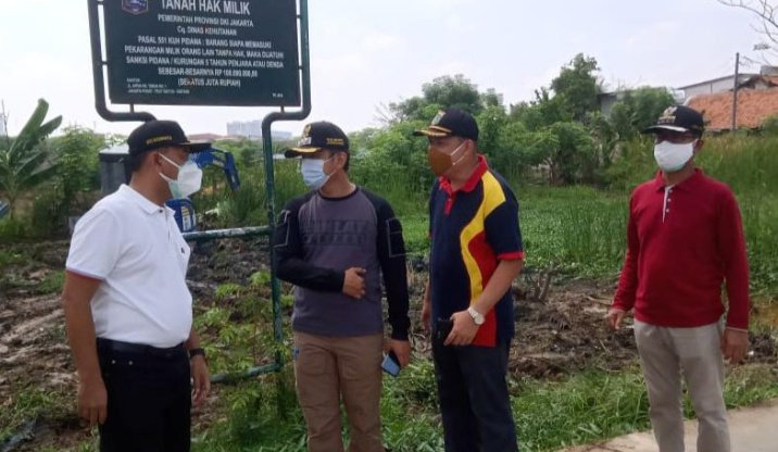 Uus Kuswanto saat berdialog kepada bawahanya di lokasi pembuatan Waduk.