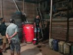 Polisi Datangi TKP Warga Gantung Diri di Gudang Mobil.