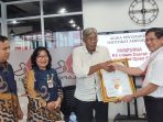 Direktur RSUD A.M. Djoen Sintang dr. Rosa Trifina, MPH turut terima Sertifikat Akreditasi RSUD AM Djoen.
