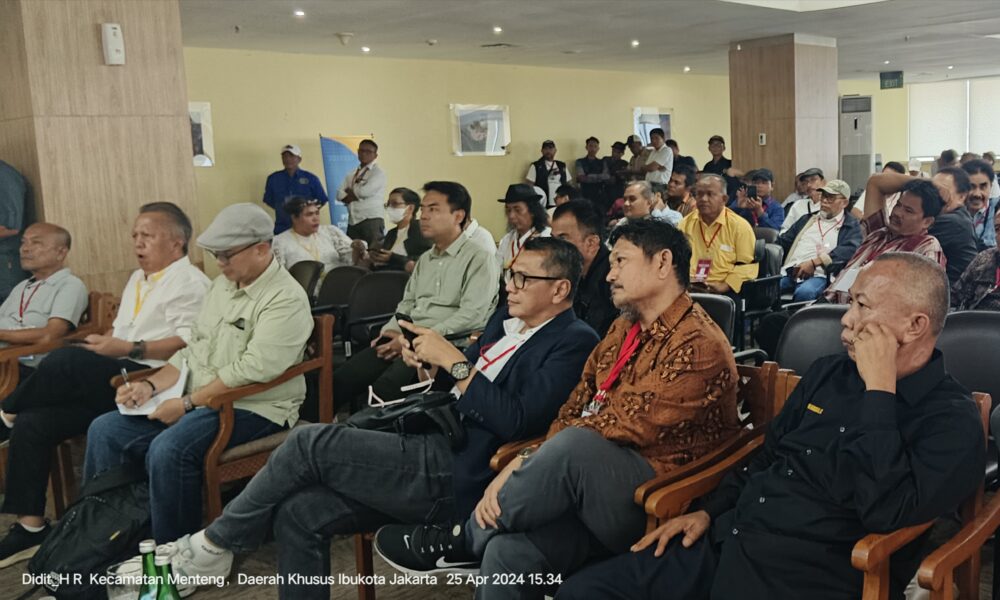 Kesit Budi Handoyo mengamati penghitungan suara saat pemilihan Ketua PWI Jaya