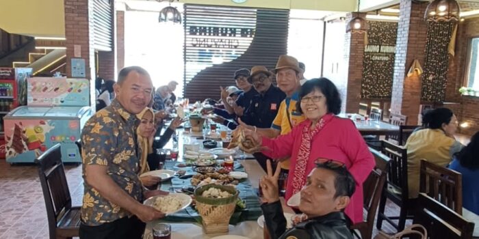 Jajaran media Harapan Rakyat saat di rumah makan Saung Kuring Cipayung.