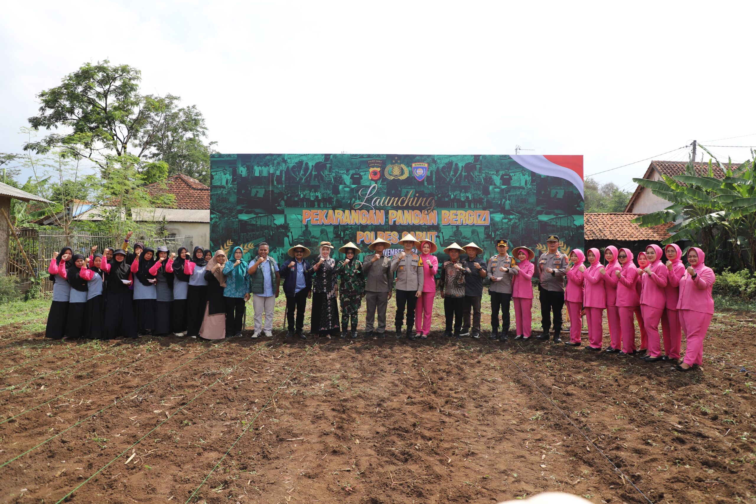 Polres Garut Luncurkan Program Pekarangan Pangan Bergizi di Desa Wanajaya.