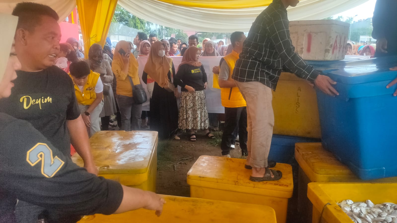 HSNI Kota Bengkulu Gelar Aksi Bagi-Bagi Ikan Gratis, Dukung Paslon Rohidin-Meriyani