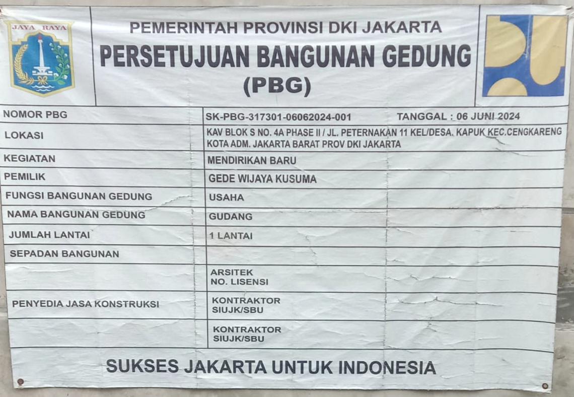 Papan izin Bangunan gudang di Jalan Peternakan 2, Kelurahan Kapuk, Kecamatan Cengkareng, Jakarta Barat, diduga tidak sesuai dengan Persetujuan Bangunan Gedung (PBG) yang telah diterbitkan.