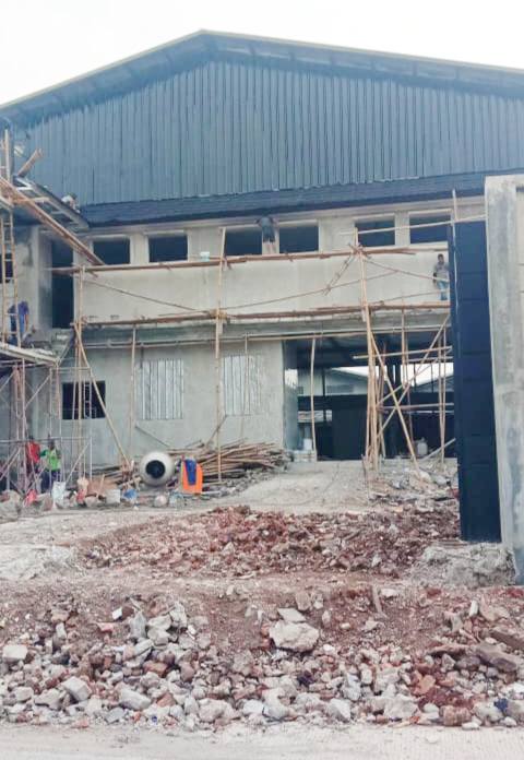 Bangunan gudang di Jalan Peternakan 2, Kelurahan Kapuk, Kecamatan Cengkareng, Jakarta Barat, diduga tidak sesuai dengan Persetujuan Bangunan Gedung (PBG) yang telah diterbitkan.