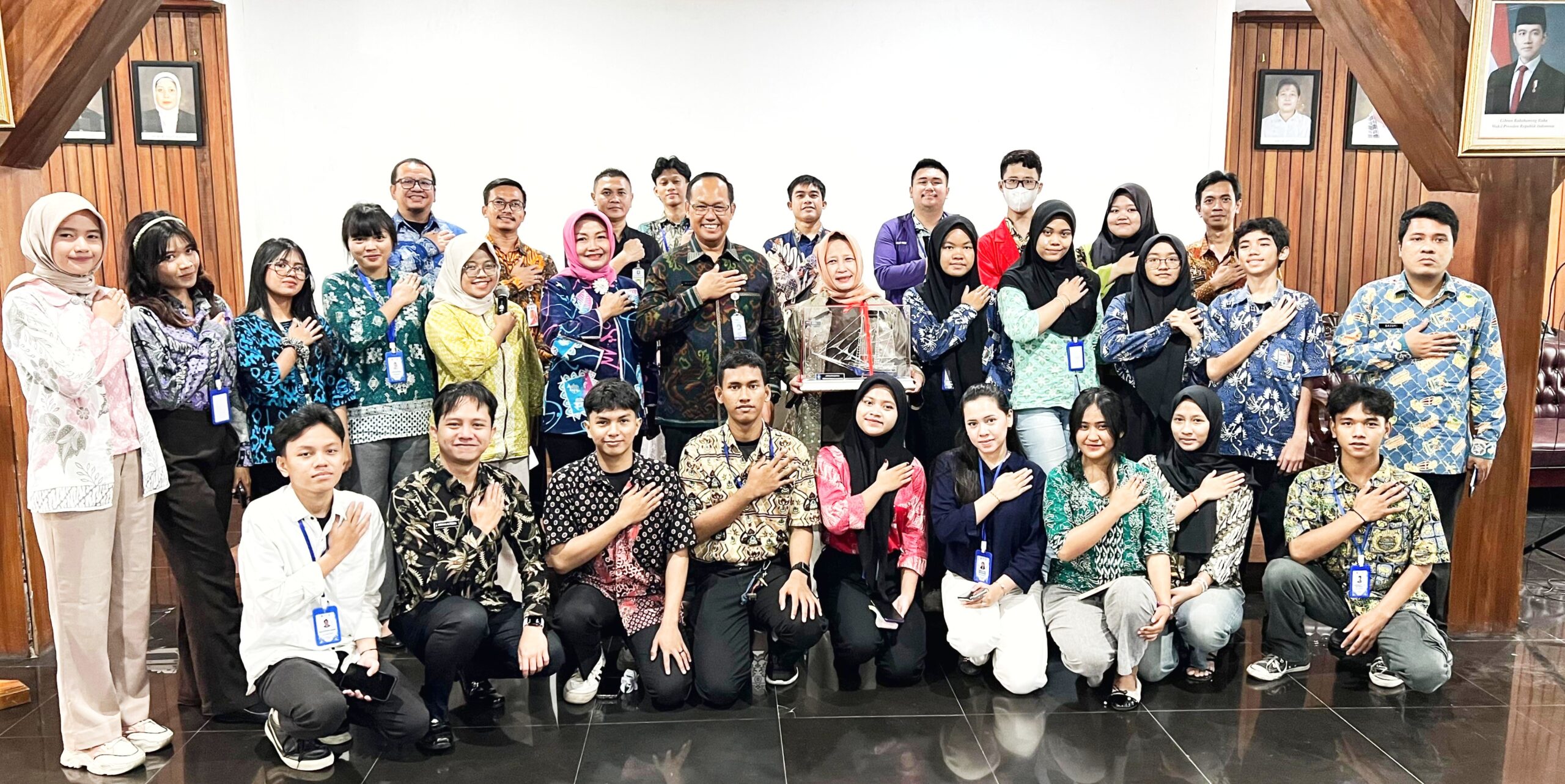 Serahkan Miniatur Kapal Tradisional Babel, Pj Gubernur Sugito: Ini Warisan Budaya Identitas Lokal.