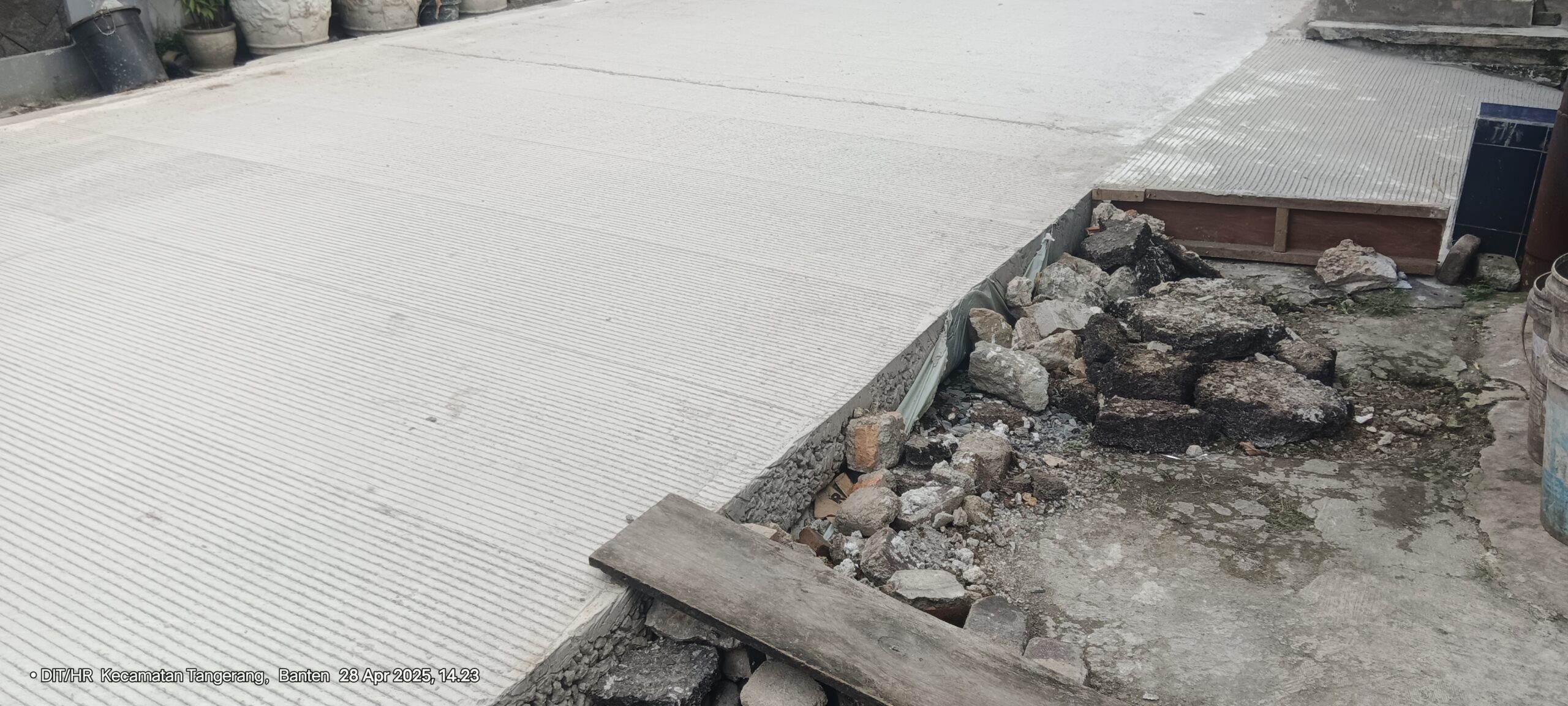 Indikasi ketidak sesuaian tersebut diperkuat dengan temuan di lapangan berupa ketiadaan lantai kerja, sebuah elemen penting dalam konstruksi jalan untuk menjaga kestabilan dan daya tahan struktur.