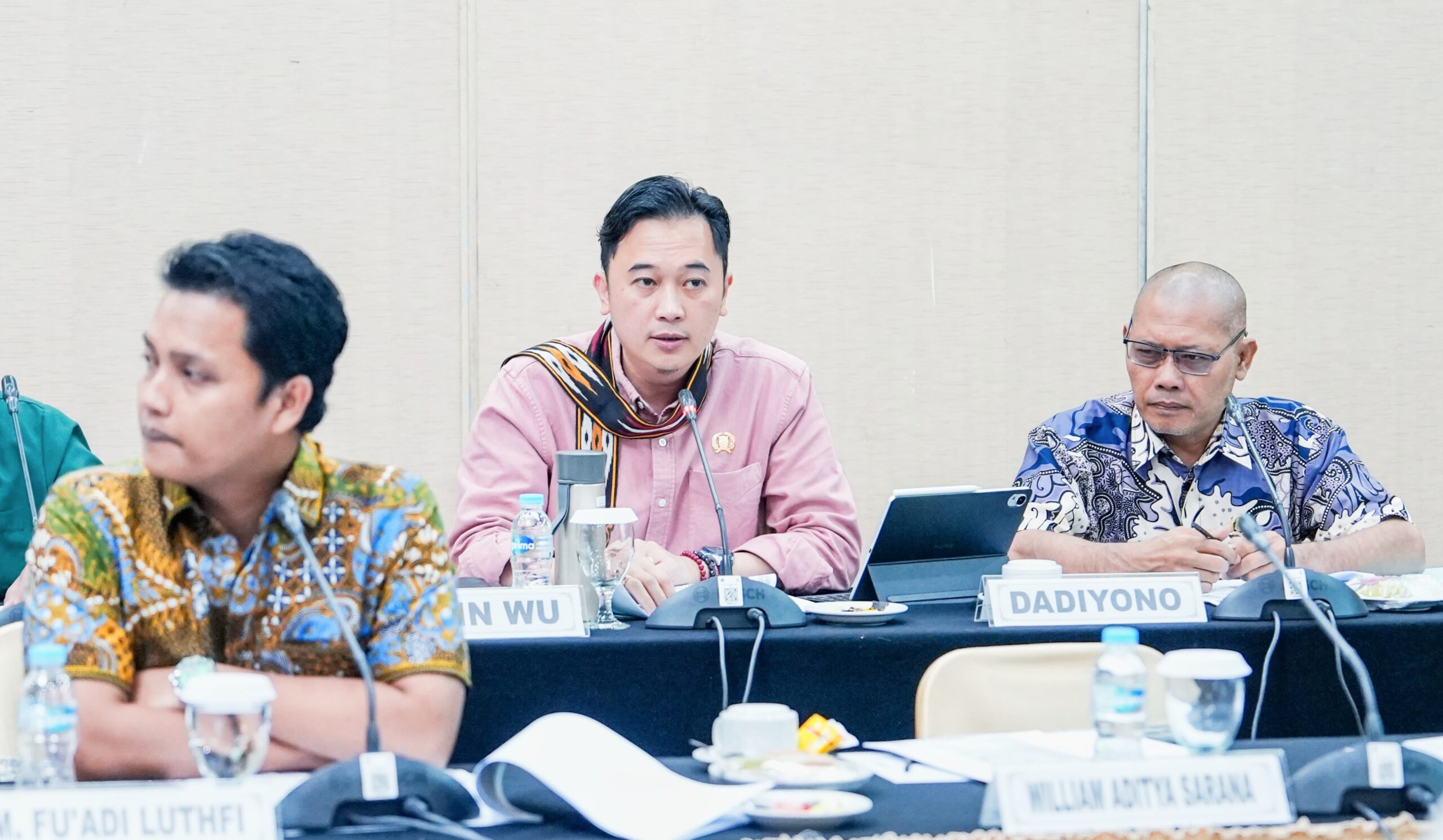 Anggota Komisi A DPRD DKI Jakarta dari Fraksi Partai Solidaritas Indonesia (PSI), Kevin Wu, (menggunakan baju kemeja Pink).