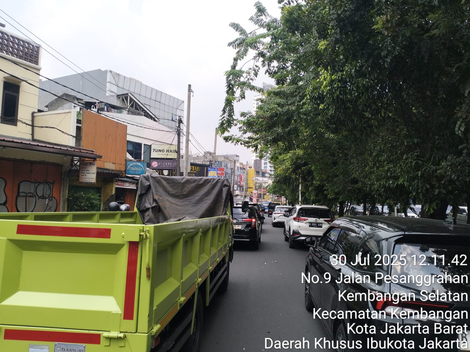 Imbas Proyek JPO di Jalan Pesanggrahan, Jakarta Barat Membuat Macet saat pagi, siang dan sore hari.