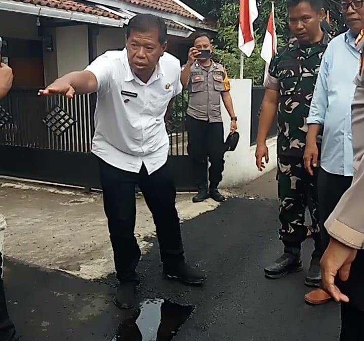 Bupati Majalengka Tinjau perbaikan jalan Bupati Majalengka Tinjau perbaikan jalan