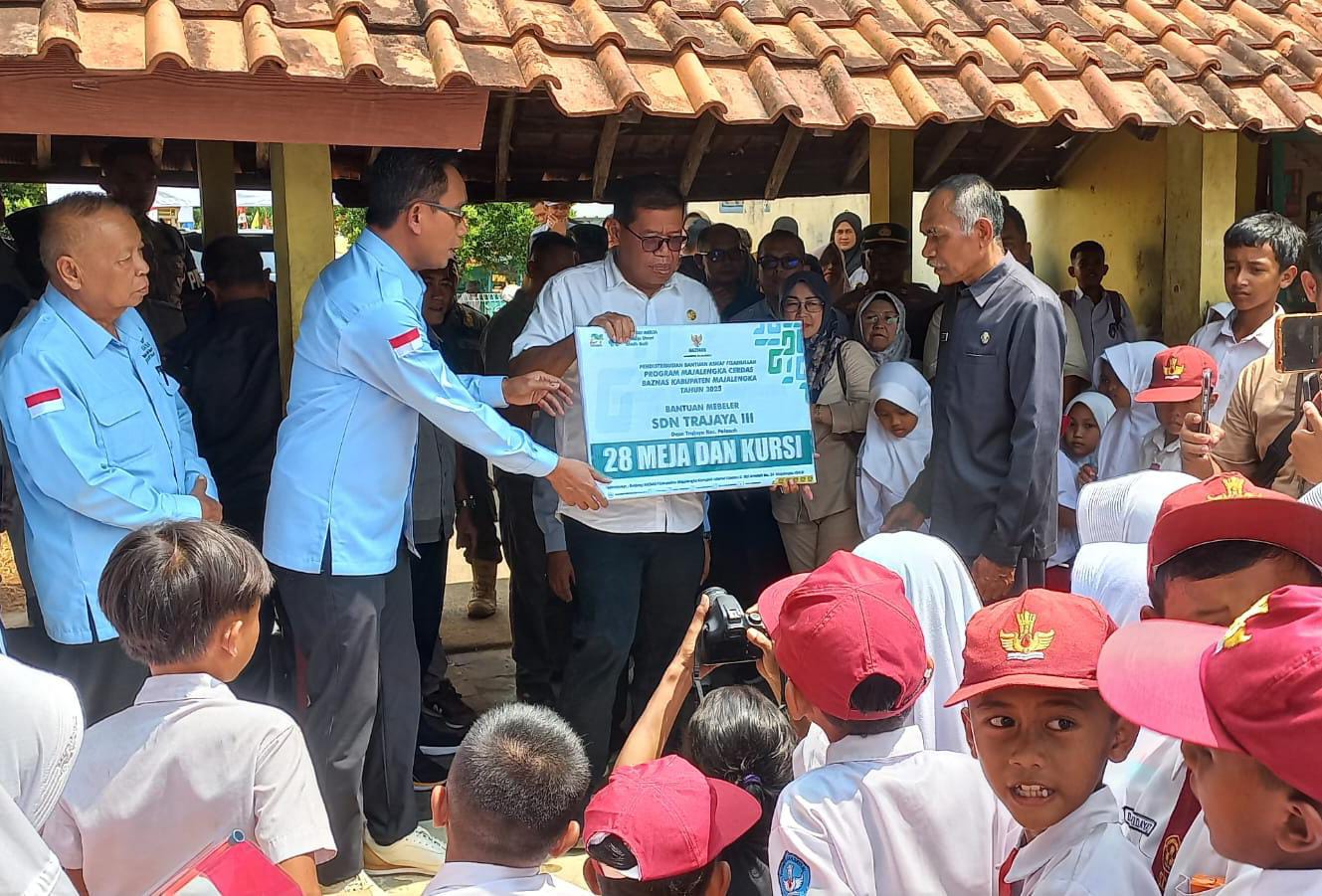 Bupati Majalengka serahkan langsung Bantuan