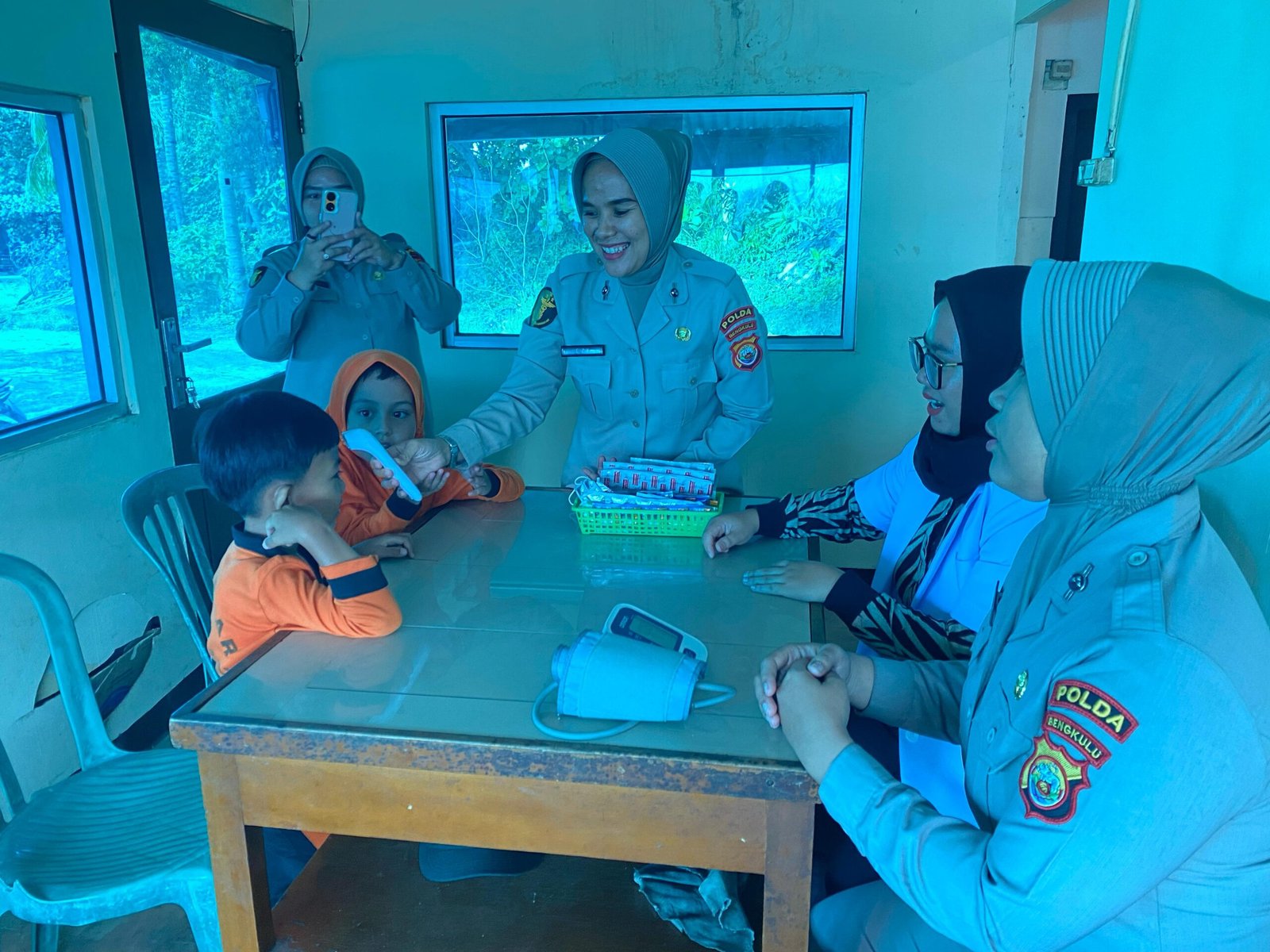 Anak anak juga ikut pemeriksaan di Klinik Terapung Ditpolairud Polda Bengkulu