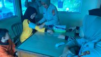 Warga memanfaatkan layanan Klinik Terapung Ditpolairud Polda Bengkulu