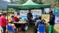 Satgas Damai Cartenz bersama Dinkes dan Dokkes Polres Jayawijaya menggelar pelayanan kesehatan di Festival Budaya Lembah Baliem 2025