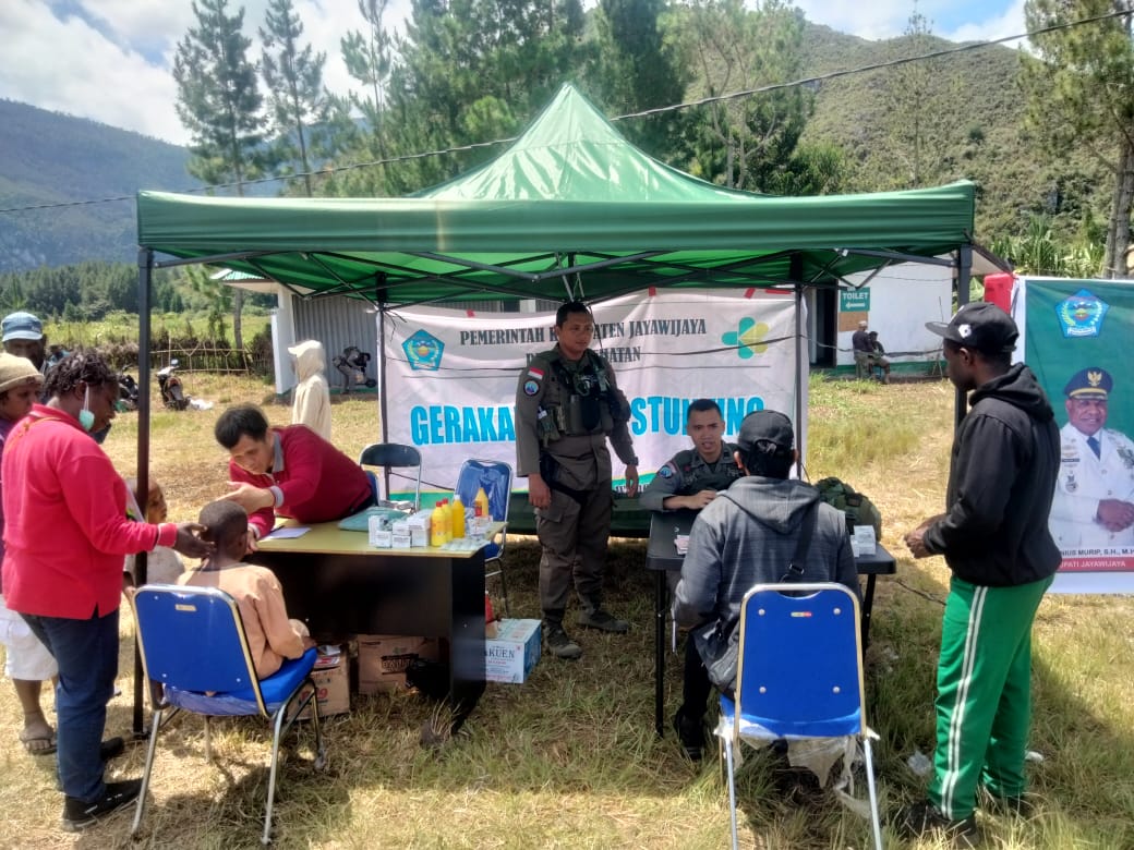 Satgas Damai Cartenz bersama Dinkes dan Dokkes Polres Jayawijaya menggelar pelayanan kesehatan di Festival Budaya Lembah Baliem 2025