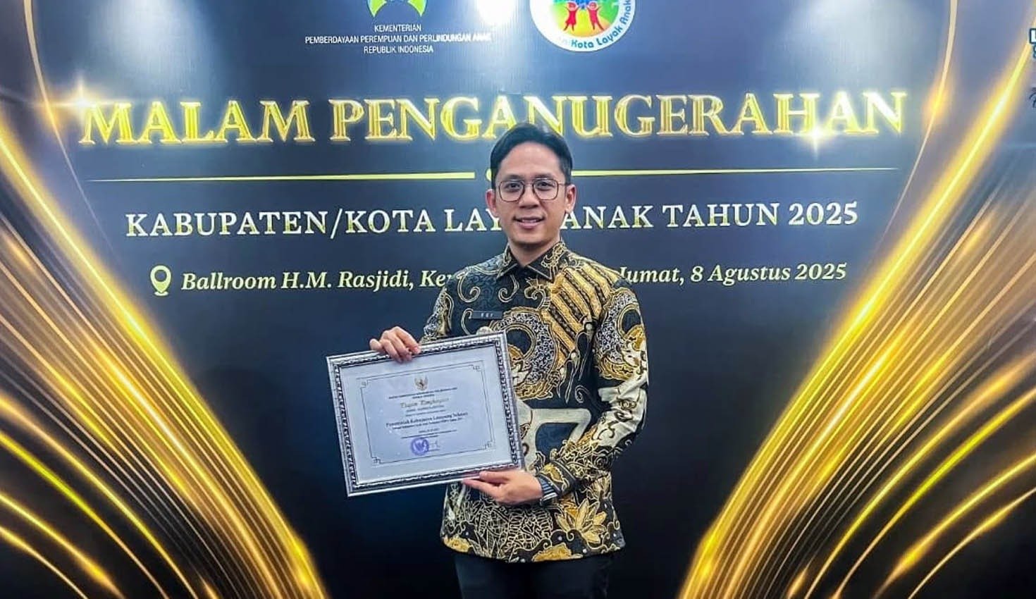 Bupati Lampung Selatan, Radityo Egi Pratama, menerima langsung penghargaan dari Wakil Menteri PPPA Veronica Tan 