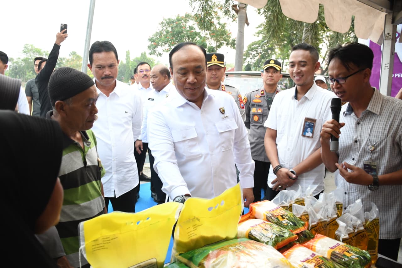 Polri dan Bulog Salurkan Beras Murah untuk Warga Madiun Polri dan Bulog Salurkan Beras Murah untuk Warga Madiun