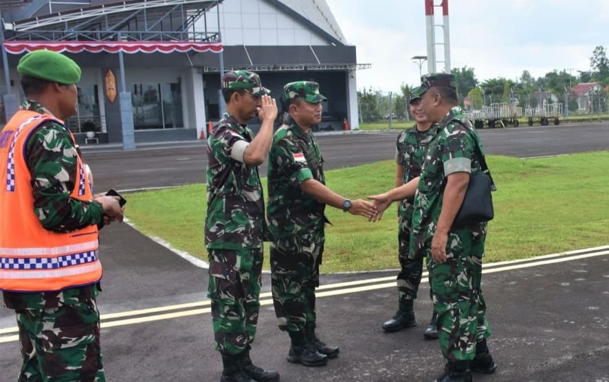 Kasrem 121/Abw Kolonel Inf Mohamad Isnaeni, S.E., M.M., M.H., menyambut Tim Wasev TMMD Regtas ke-125 TA. 2025 Kodim 1205/Stg