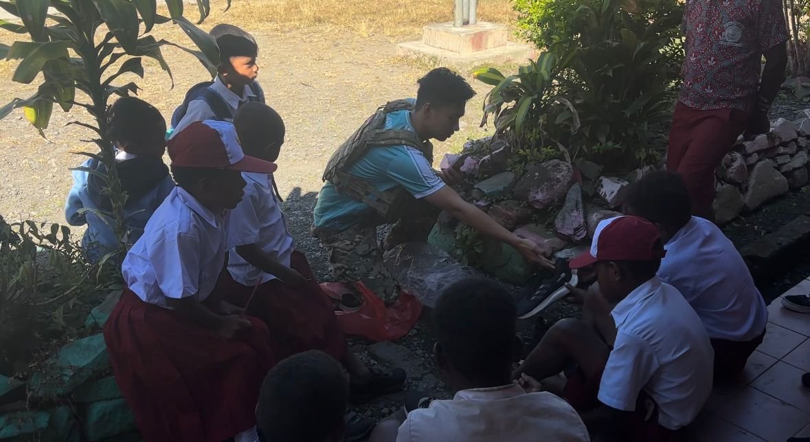Satgas Damai Cartenz mengunjungi SD Negeri Mulia di Puncak Jaya, 