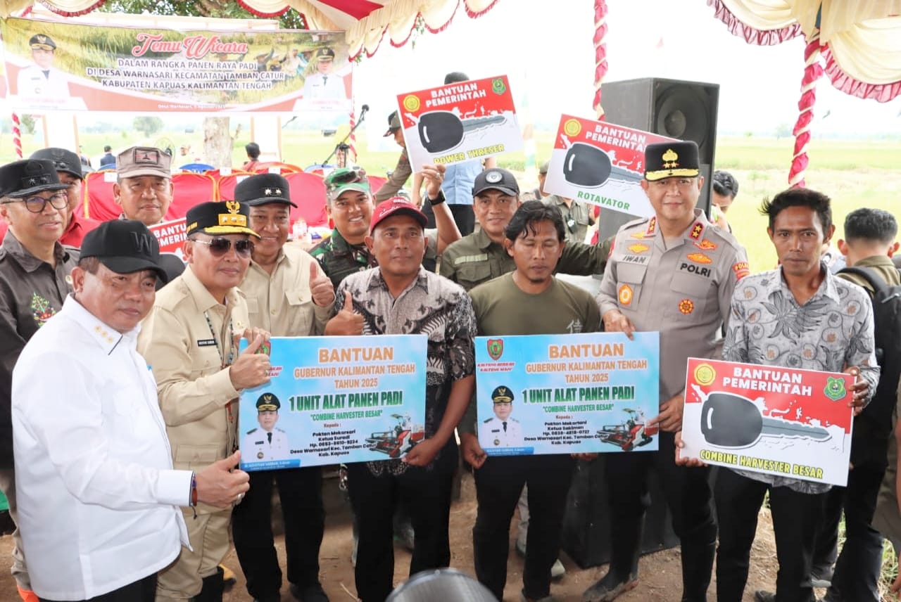 Kapolda dan Gubernur Kalteng menghadiri panen raya padi di Kapuas,