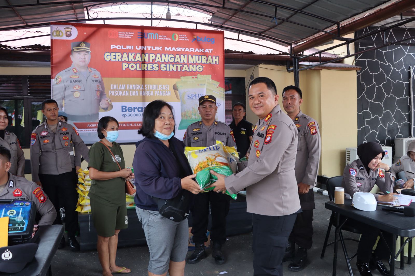 Polres Sintang Bantu Warga Lewat Program Pangan Murah