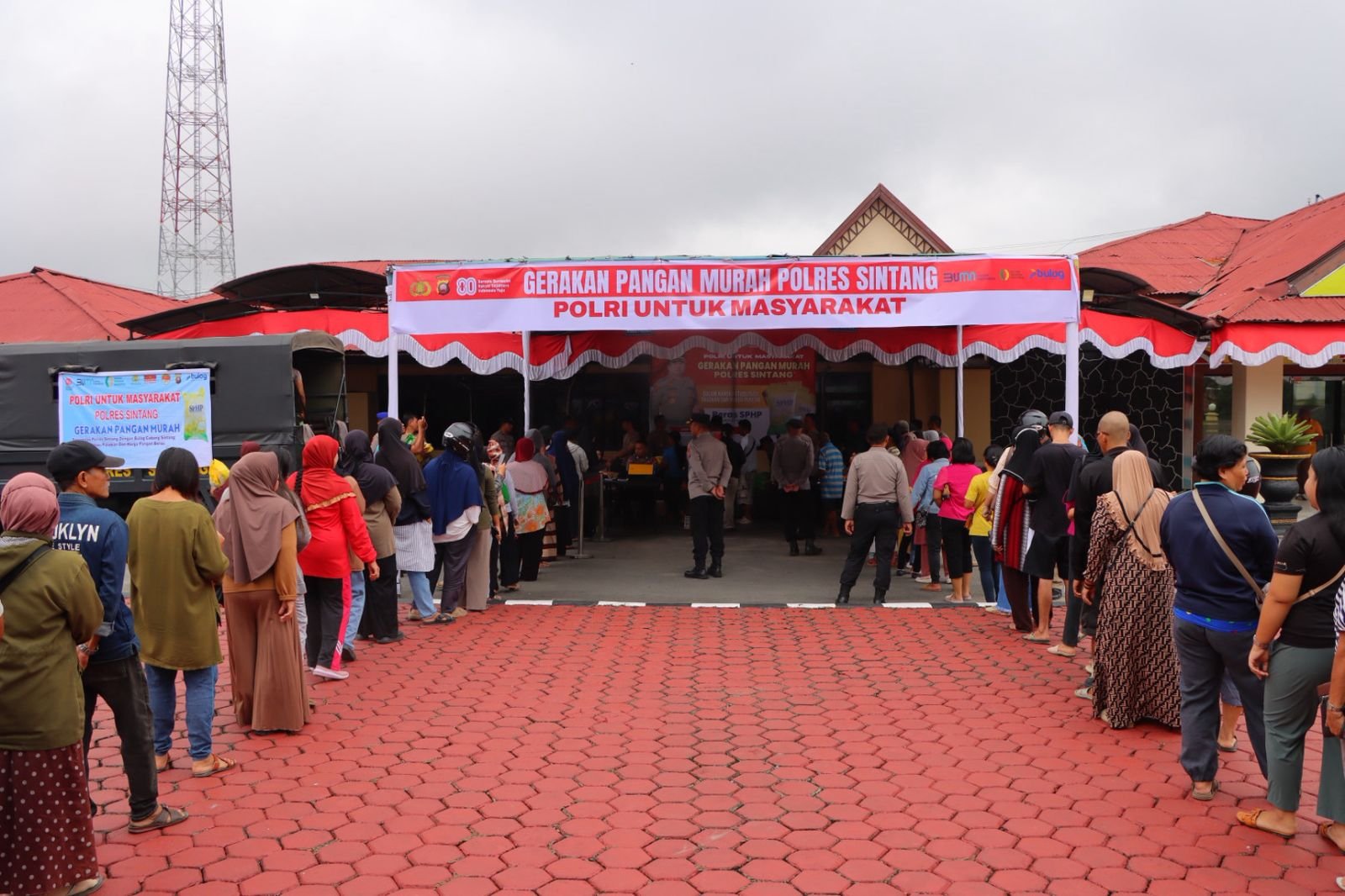 Warga memadati halaman Mapolres untuk membeli beras dengan harga lebih terjangkau dibanding pasaran.