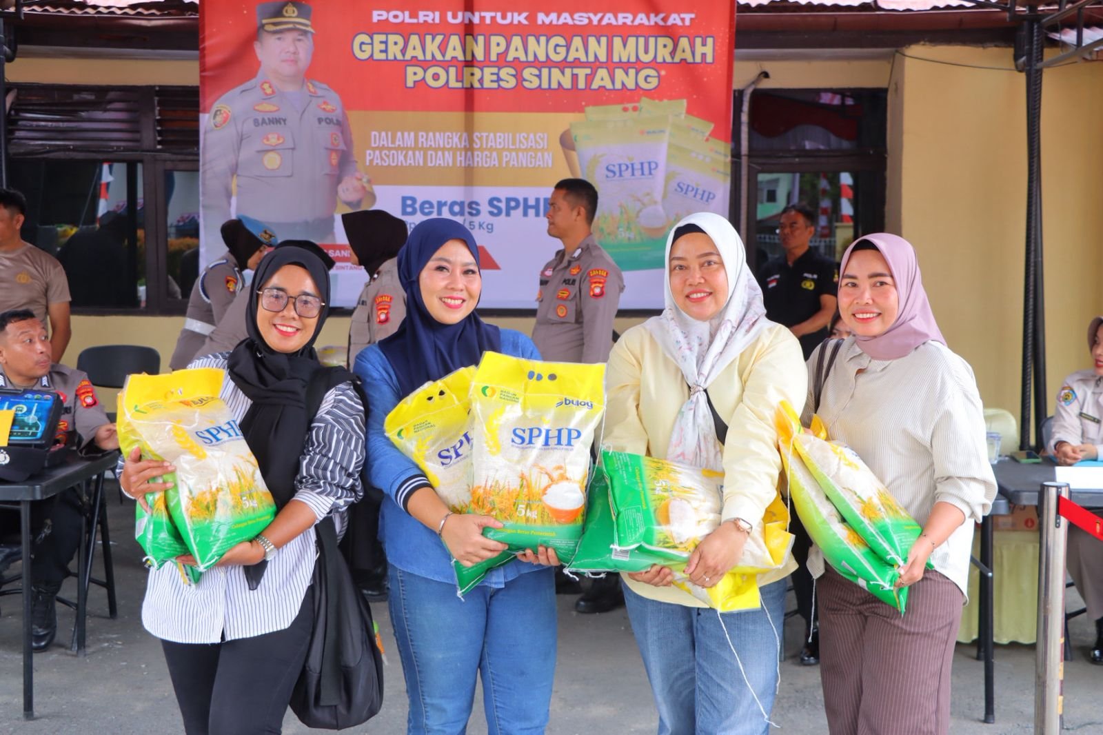 Warga memadati halaman Mapolres untuk membeli beras dengan harga lebih terjangkau dibanding pasaran.