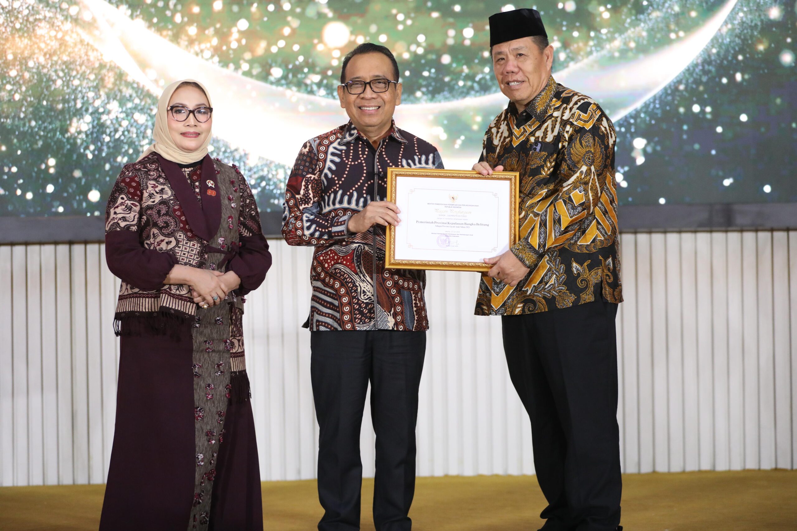 Gubernur Kepulauan Bangka Belitung (Babel) Hidayat Arsani menerima penghargaan Provinsi Layak Anak pada Malam Penganugerahan Kabupaten/Kota Layak Anak (KLA) Tahun 2025.