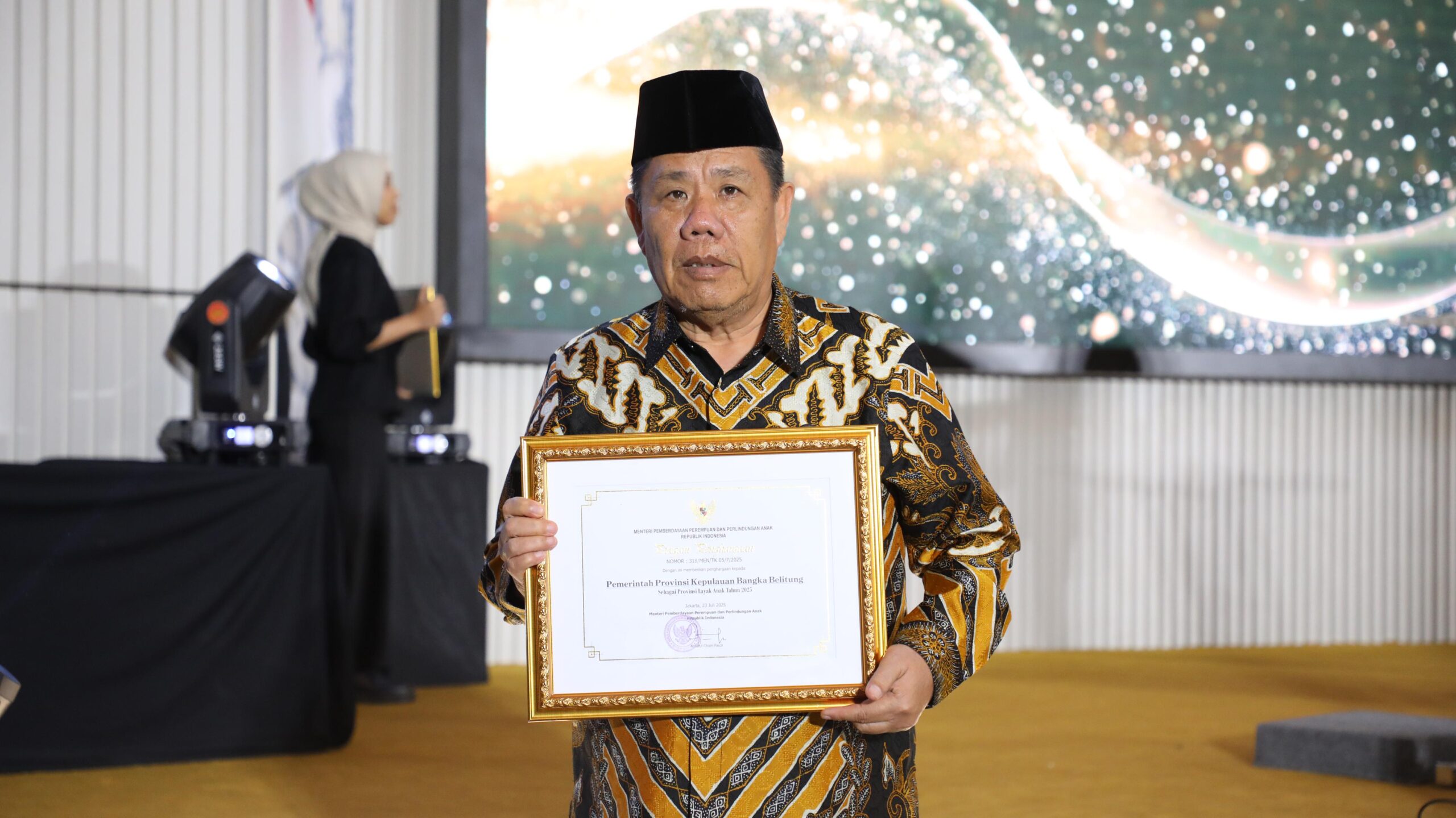 Gubernur Kepulauan Bangka Belitung (Babel) Hidayat Arsani menerima penghargaan Provinsi Layak Anak pada Malam Penganugerahan Kabupaten/Kota Layak Anak (KLA) Tahun 2025.