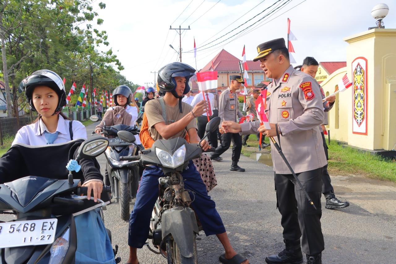Kapolres Sintang Bagikan Bendera di Jalan Kota