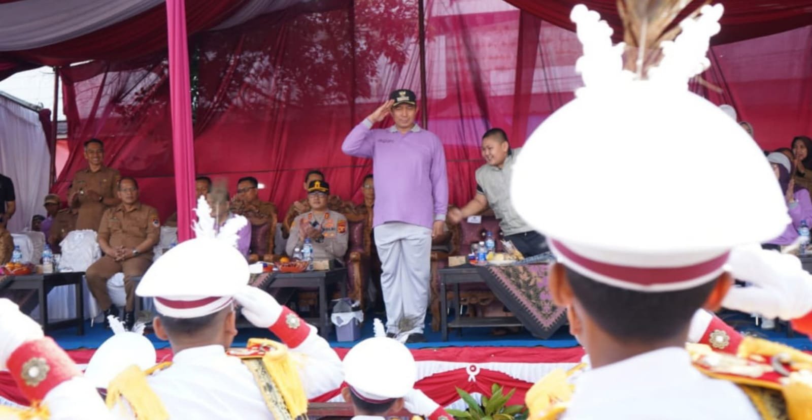 Wali Kota Pagaralam Ludi Oliansyah, didampingi Ketua TP PKK Hera Parianti Ludi, secara resmi melepas 138 regu putra dan putri peserta lomba gerak jalan tingkat SD/MI Wali Kota Pagaralam Ludi Oliansyah, didampingi Ketua TP PKK Hera Parianti Ludi, secara resmi melepas 138 regu putra dan putri peserta lomba gerak jalan tingkat SD/MI