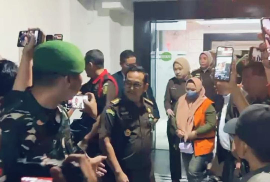 Kejati Bengkulu menahan dua eks pejabat Kantor Pos atas dugaan korupsi manipulasi meterai Kejati Bengkulu menahan dua eks pejabat Kantor Pos atas dugaan korupsi manipulasi meterai