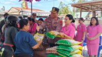 Kapolres Humbang Hasundutan AKBP Arthur Sameaputty, S.I.K., bersama Ketua Bhayangkari Cabang Humbahas Ny. Agnes Arthur, memimpin langsung pelaksanaan program pasar murah
