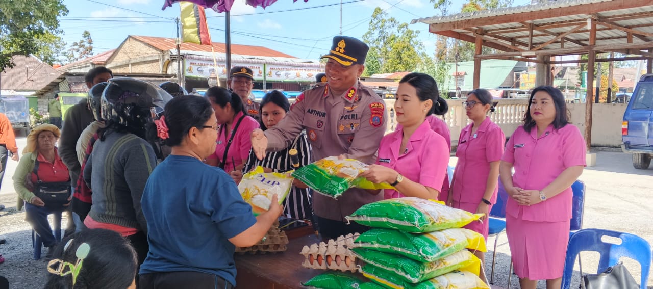 Kapolres Humbang Hasundutan AKBP Arthur Sameaputty, S.I.K., bersama Ketua Bhayangkari Cabang Humbahas Ny. Agnes Arthur, memimpin langsung pelaksanaan program pasar murah