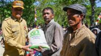 Bupati Humbahas Salurkan 508 Paket Beras CBP 2025