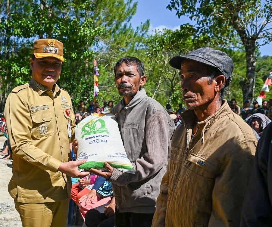 Bupati Humbahas Salurkan 508 Paket Beras CBP 2025