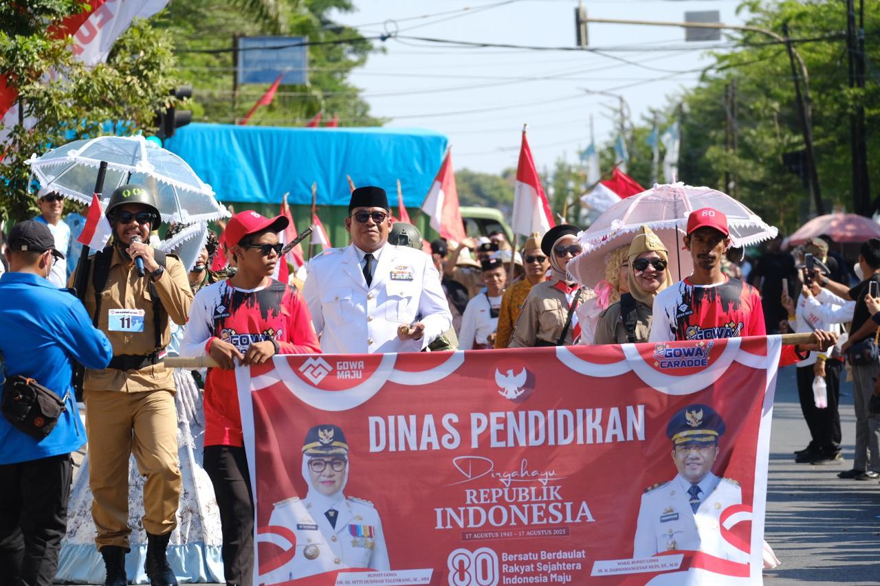 SKPD, instansi, dan organisasi di Kabupaten Gowa memeriahkan pawai gerak jalan dalam rangka HUT Ke-80