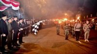 Bupati Lampung Selatan, Radityo Egi Pratama, melepas pawai obor dari halaman kantor bupati.