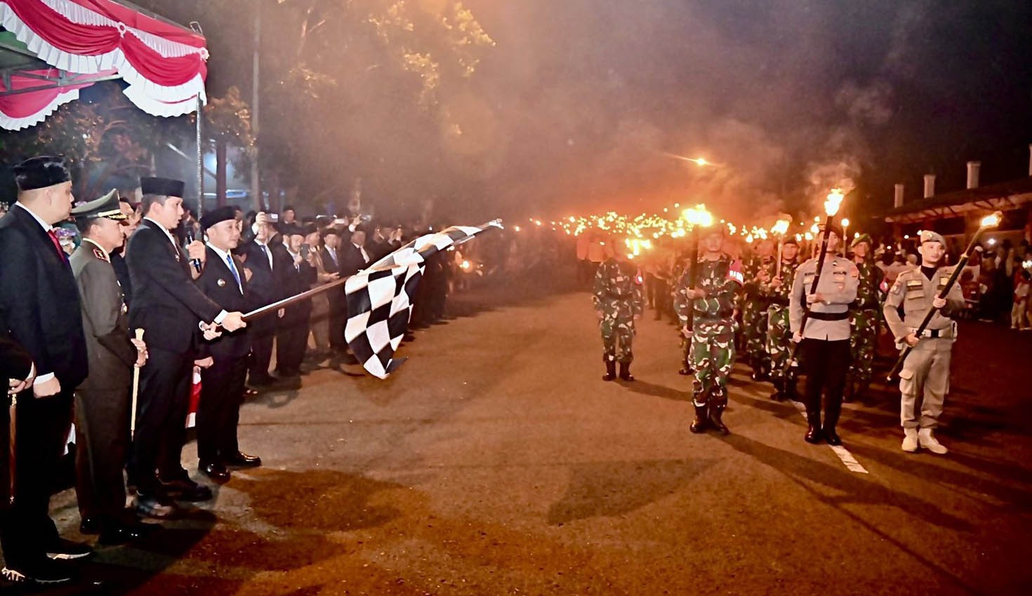 Bupati Lampung Selatan, Radityo Egi Pratama, melepas pawai obor dari halaman kantor bupati.