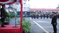 Inspektur Upacara I Wayan Sumertayasa menyampaikan amanat Jaksa Agung.