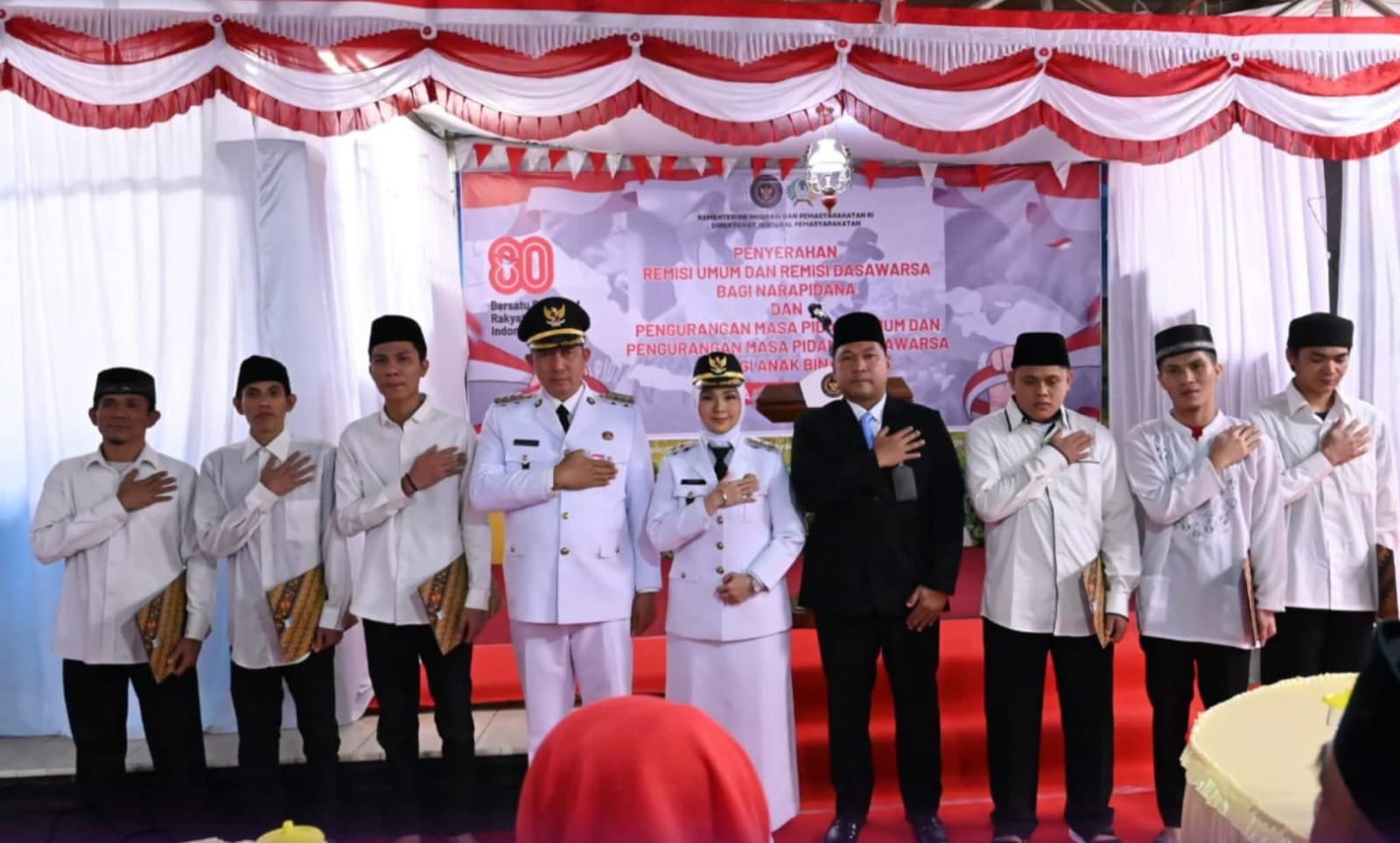 6 orang diantaranya mendapatkan remisi langsung menghirup udara bebas.