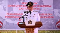 Wali Kota Pagaralam Ludi Oliansyah menyerahkan remisi HUT ke-80 RI kepada 99 warga binaan Lapas Kelas III,