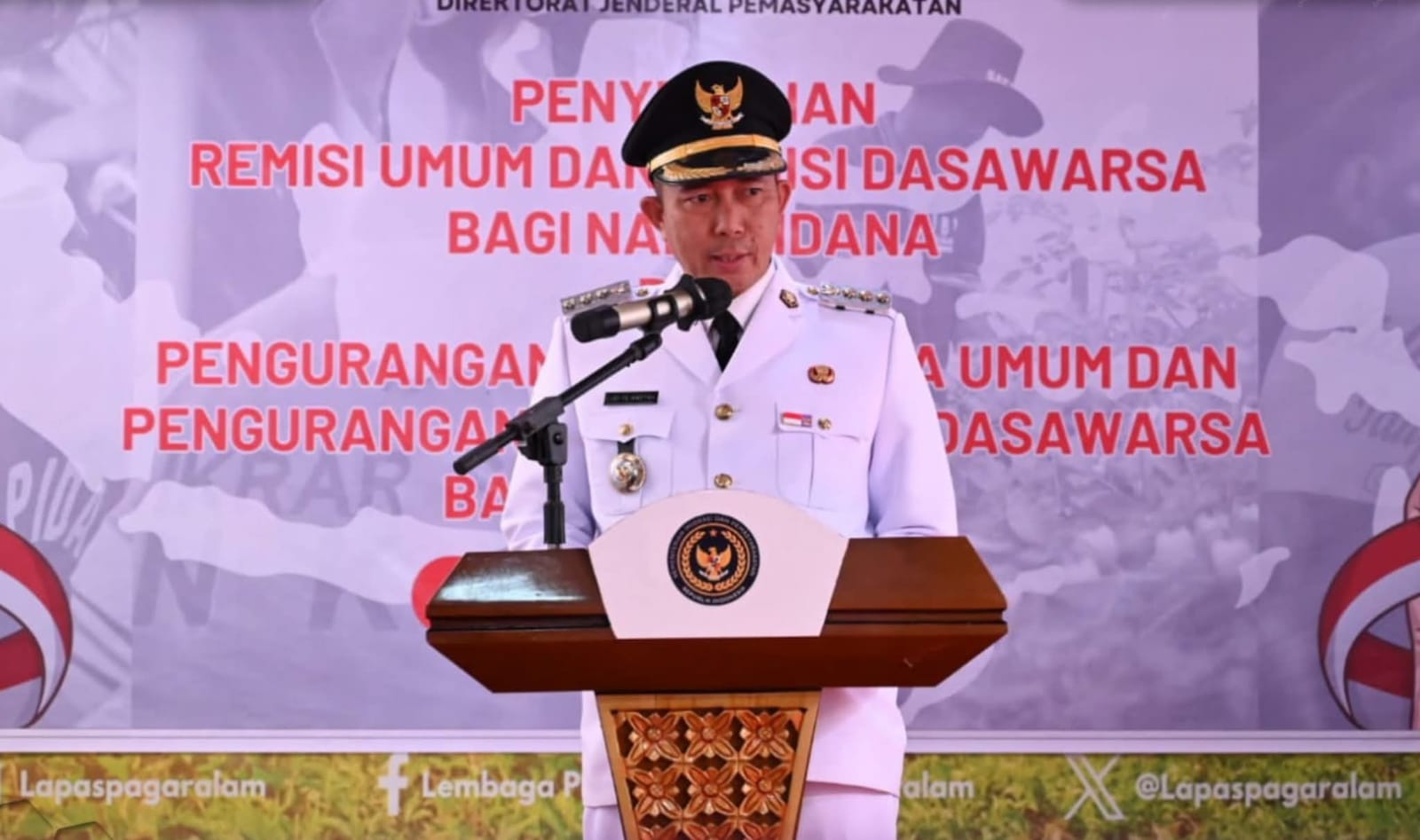 Wali Kota Pagaralam Ludi Oliansyah menyerahkan remisi HUT ke-80 RI kepada 99 warga binaan Lapas Kelas III,