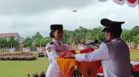 Bupati Sintang Gregorius Herkulanus Bala memimpin upacara HUT ke-80 RI di Stadion Baning.
